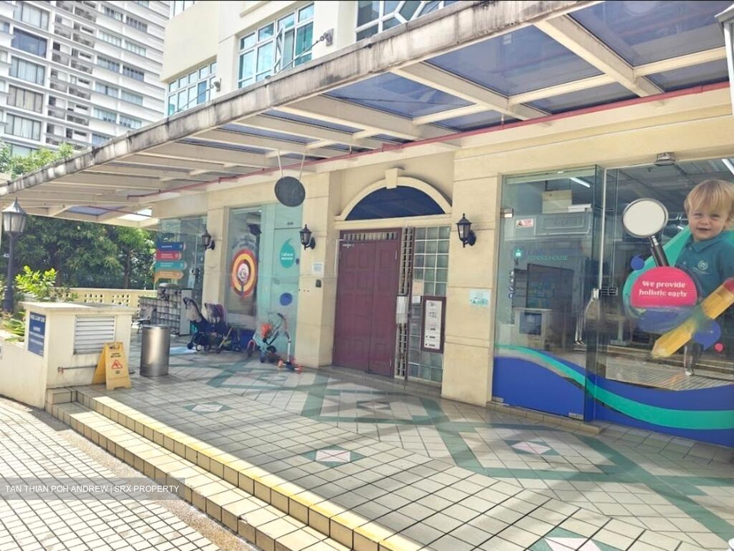 Jalan Senyum (D14), Retail #483258611